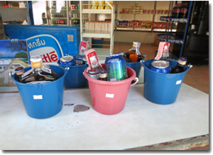cubos con bebidas en venta en Ko Pha Ngan